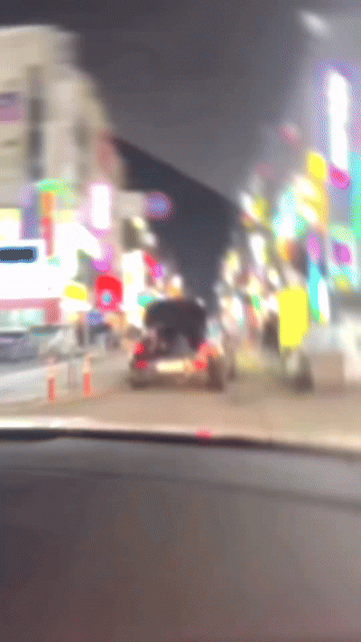 달리는 차량 트렁크에 누워있는 외국인.  온라인 커뮤니티 ‘보배드림’ 캡처