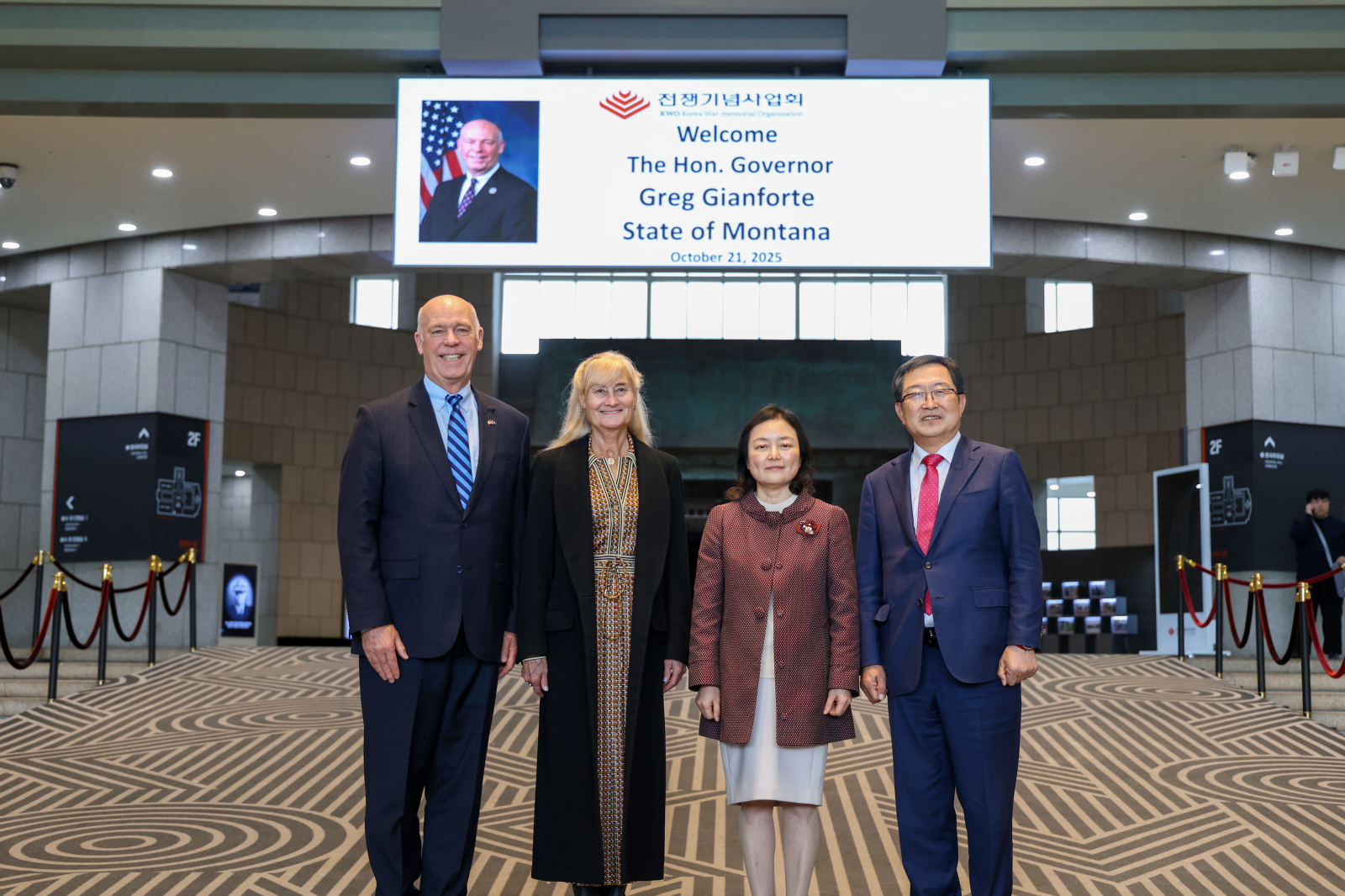21일 오후 전쟁기념관 중앙홀에서 (왼쪽부터) 그렉 지안포르테 미 몬태나 주지사, 배우자 수잔 지안포르테, 전쟁기념사업회장 배우자, 백승주 전쟁기념사업회장이 기념사진을 찍는 모습이다. 전쟁기념사업회 제공