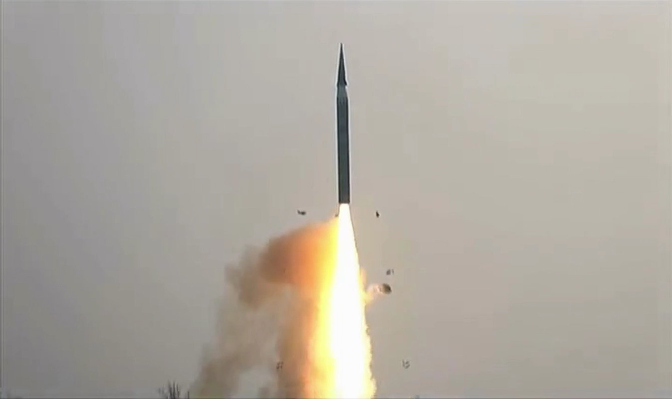 김정은 북한 국무위원장이 지난 6일 북한 미사일총국의 신형 극초음속 중장거리 탄도미사일 시험발사를 화상감시체계로 참관했다고 7일 북한 조선중앙TV가 보도했다. (사진=조선중앙TV 캡쳐) 2025.01.07 [서울=뉴시스]