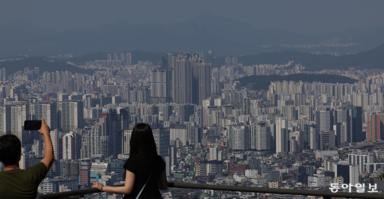 남산타워에서 바라 본 서울의 아파트 단지들. 동아일보 DB