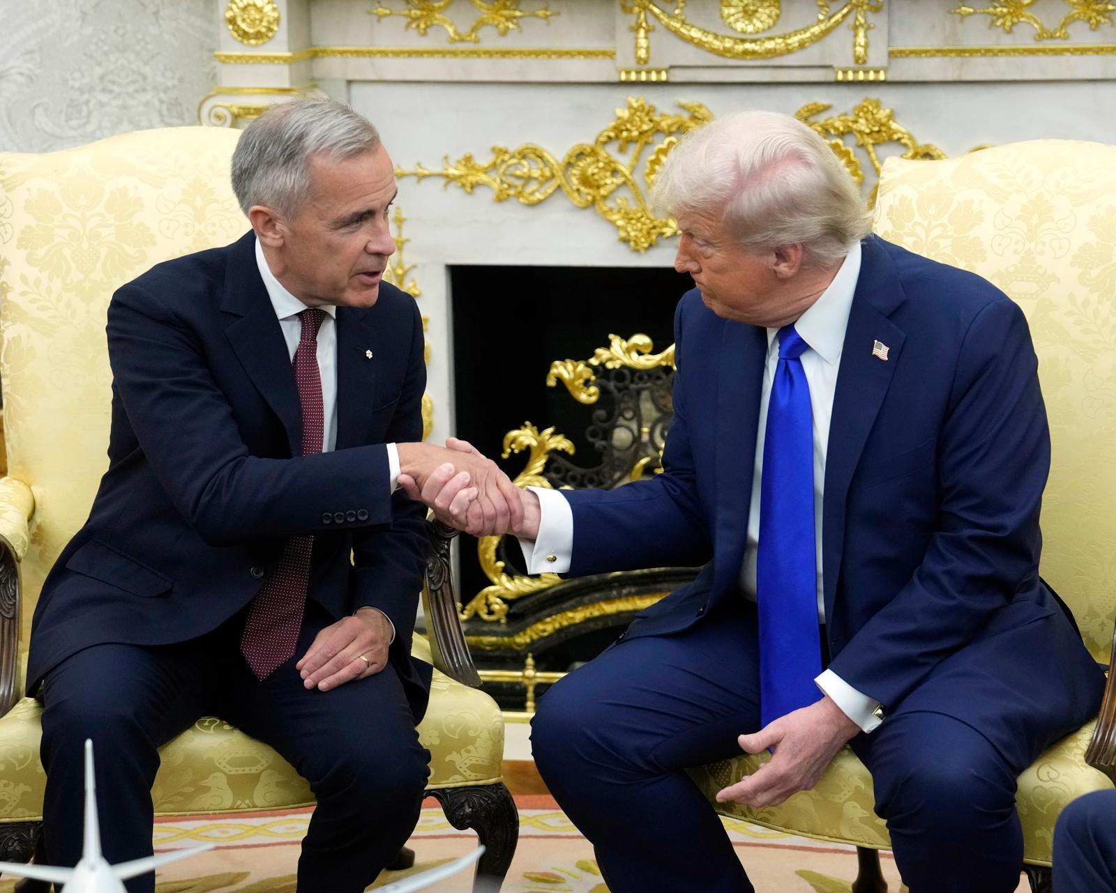 21일(현지 시간) 마크 카니 캐나다 총리는 다음 주 경주에서 열리는 아시아태평양경제협력체(APEC) 정상회의 이전에 미국과 무역합의에 성공할 가능성에 대해 “두고 봐야 한다”고 말했다. 사진은 트럼프(오른쪽) 대통령이 지난 7일 백악관 집무실에서 카니 총리와 회담 중 악수하는 모습. 2025.10.22 [워싱턴=AP/뉴시스]