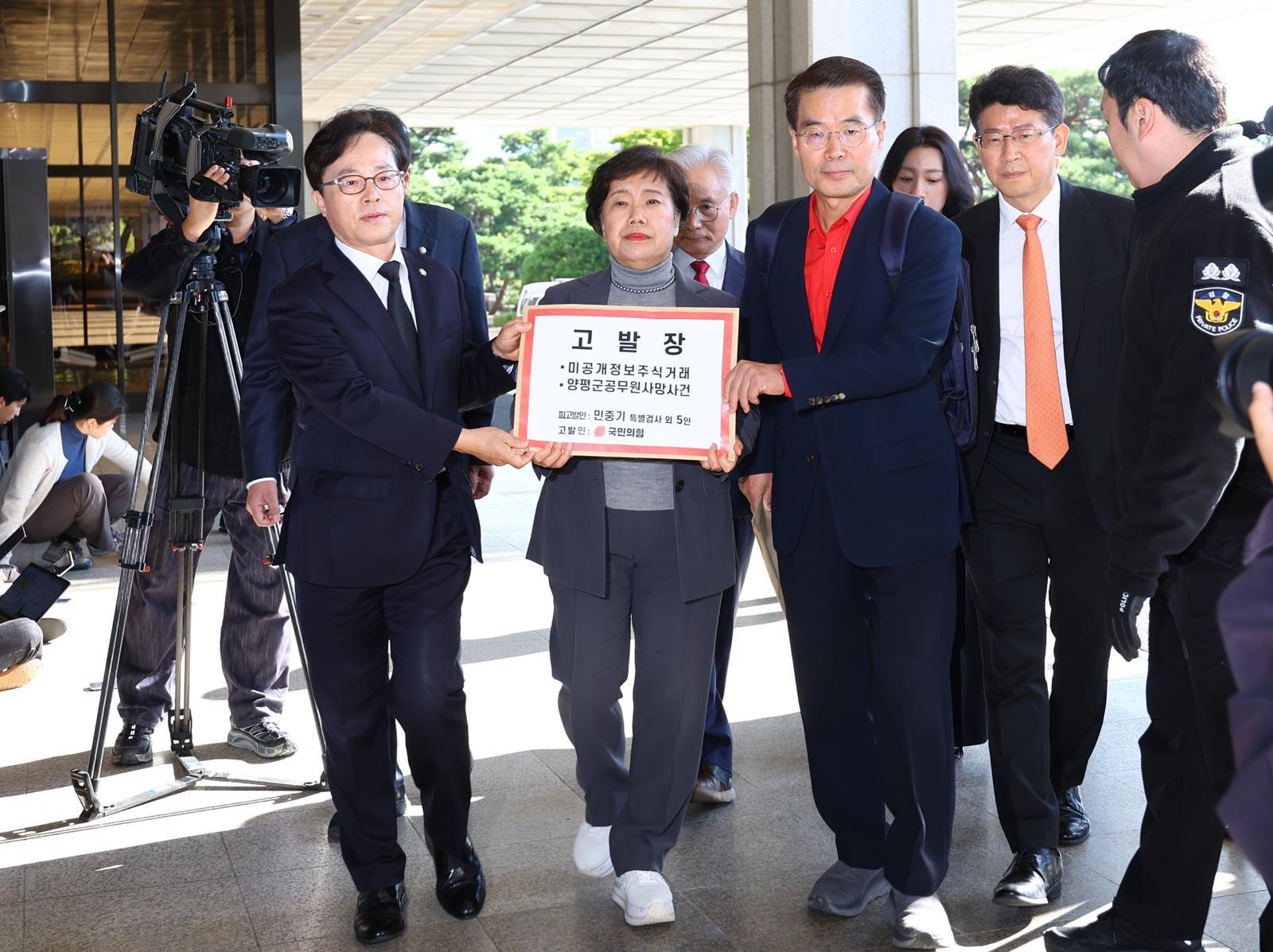 조배숙 국민의힘 사법정의수호 및 독재저지특별위원장이 22일 오전 서울 서초구 서울중앙지방검찰청에서 민중기 특별검사를 자본시장법위반과 직권남용 등의 혐의로 고발하기 위해 이동하고 있다. 2025.10.22 [서울=뉴시스]