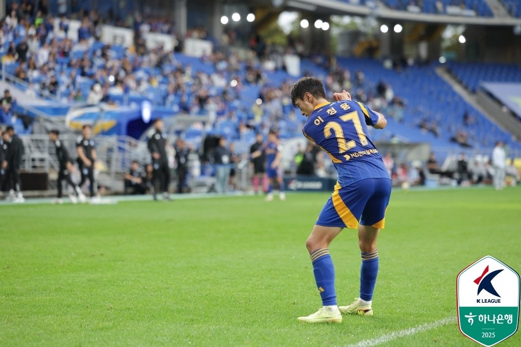 골프 세리머니하는 울산 HD 이청용. 한국프로축구연맹 제공