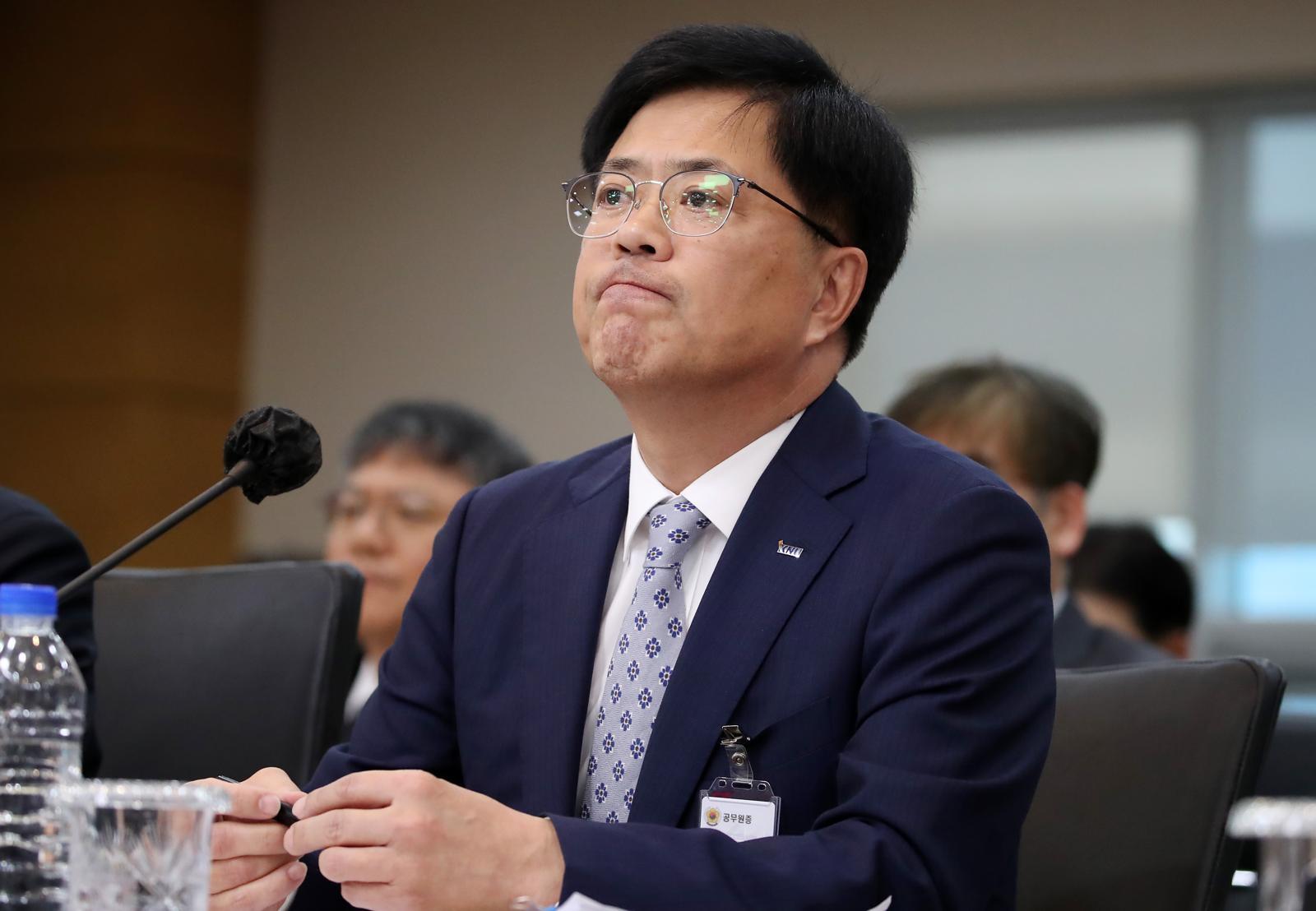 22일 오전 대구시교육청에서 열린 국회 교육위원회의 경북대, 강원대, 경북대병원, 강원대병원, 경북대치과병원, 강릉원주대치과병원에 대한 국정감사에서 정재연 강원대 총장이 공자 아카데미 운영 관련 의원 질의를 듣고 있다. 뉴스1