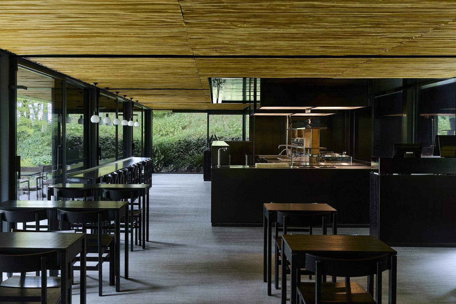 티 브랜드 ‘오설록’이 8월 제주 티뮤지엄에 문을 연 ‘말차 누들바’ 내부 전경. 오설록 제공