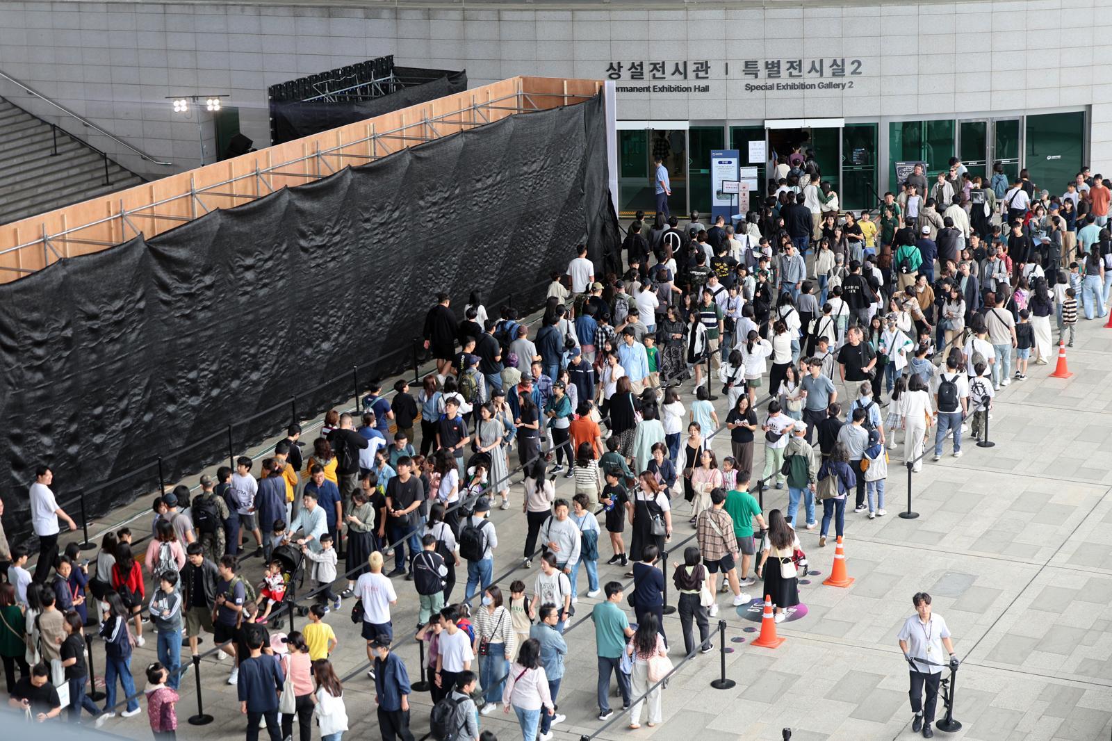 추석 연휴 마지막날인 9일 오전 서울 용산구 국립중앙박물관이 관람객들로 북적이고 있다.  2025.10.9 (서울=뉴스1)