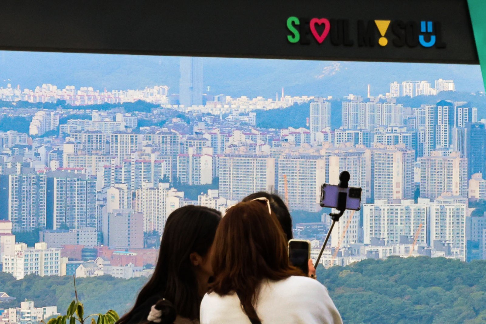 서울 전역과 경기도 12개 지역에서 토지거래허가제가 시행되는 20일 서울 남산에서 아파트단지가 보이고 있다.   정부가 발표한 10·15 부동산 대책에 따라 이날부터 서울 전 지역과 과천, 분당 등 경기 12개 지역에서 토지거래허가제가 시행된다. 이 지역에서는 주택 거래 전 지자체장의 허가를 받아야 하며, 취득일로부터 2년간 실제 거주해야 한다. 2025.10.20. 서울=뉴시스