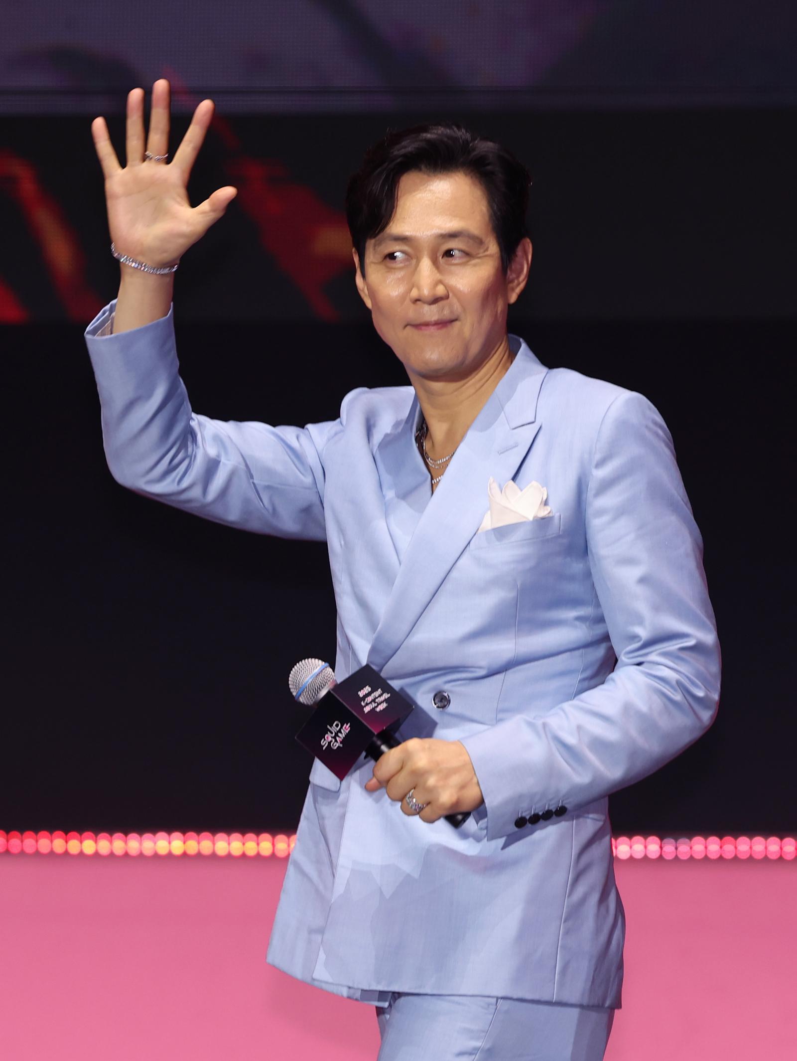 배우 이정재를 사칭한 로맨스 스캠 일당이 50대 여성에게 약 5억 원을 편취한 사건이 발생했다. 소속사는 “금품 요구는 절대 없다”며 강력 대응을 예고하고, 팬들에게 각별한 주의를 당부했다. ⓒ News1