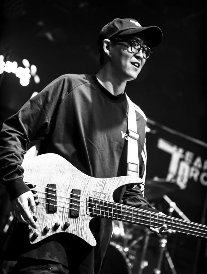 생전 티어드랍 베이시스트로 활동한 故 김상영 기자