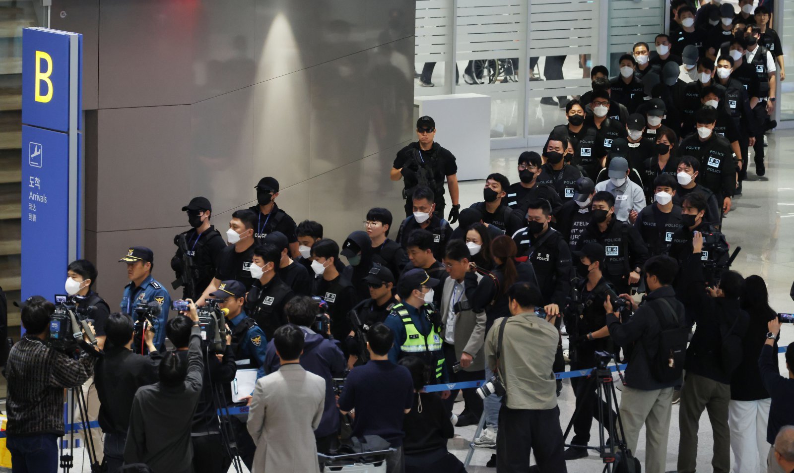 캄보디아 당국의 범죄단지 단속으로 적발돼 구금됐던 한국인들이 18일 오전 인천국제공항 2터미널을 통해 송환되고 있다. (공동취재) 2025.10.18.