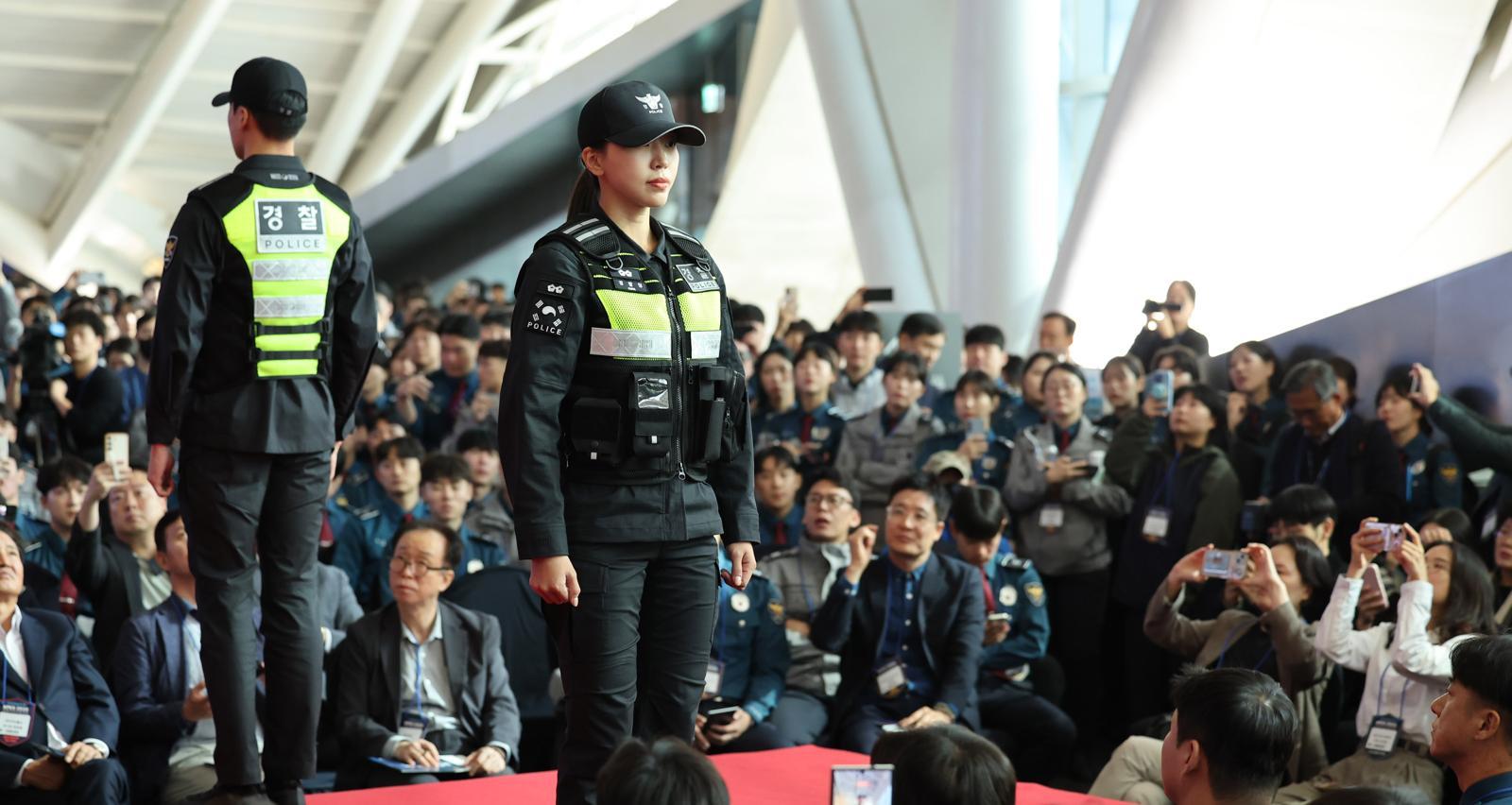 22일 인천 연수구 송도컨벤시아에서 열린 제7회 국제치안산업대전에서 경찰관 및 관람객들이 새롭게 선보이는 복제 ‘K-POL(케이-폴) 밸런스 유니폼’ 쇼케이스를 지켜보고 있다.  2025.10.22. 뉴시스