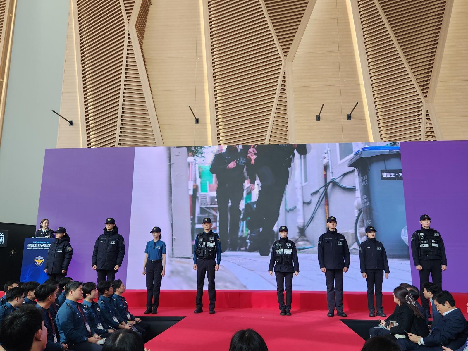 22일 인천 송도컨벤시아에서 열린 ‘제7회 국제치안산업대전’에서 경찰복제 쇼케이스 행사를 하고 있다. (경찰청 제공) 2025.10.22