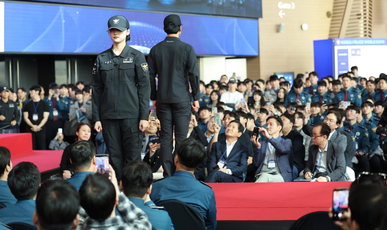 22일 인천 연수구 송도컨벤시아에서 열린 제7회 국제치안산업대전에서 경찰관 및 관람객들이 새롭게 선보이는 복제 ‘K-POL(케이-폴) 밸런스 유니폼’ 쇼케이스를 지켜보고 있다.  2025.10.22. 뉴시스