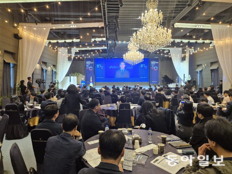 22일 대구시 북구 삼성창조캠퍼스 중앙컨벤션센터에서 열린 ‘지방자치 30주년 기념 포럼’에서 참석자들이 김경수 지방자치발전위원장의 영상 축사를 시청하고 있다. 이번 포럼에서는 지방 재정 자율성 강화와 지역 균형발전 방안 등이 논의됐다. 대구=장영훈 기자 jang@donga.com