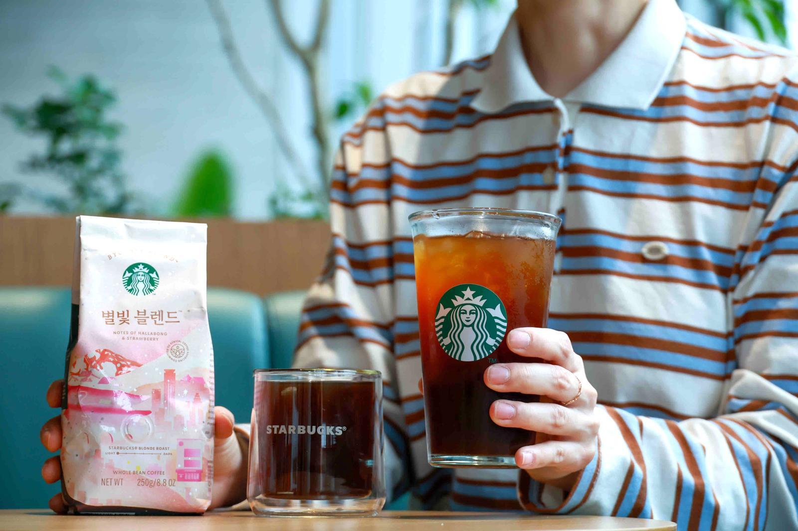 ‘별빛 블렌드’ 원두명에는 우리말이자 스타벅스를 연상할 수 있는 ‘별빛’이라는 단어를 사용해 오직 한국에서만 만나볼 수 있는 특별함을 더했다.