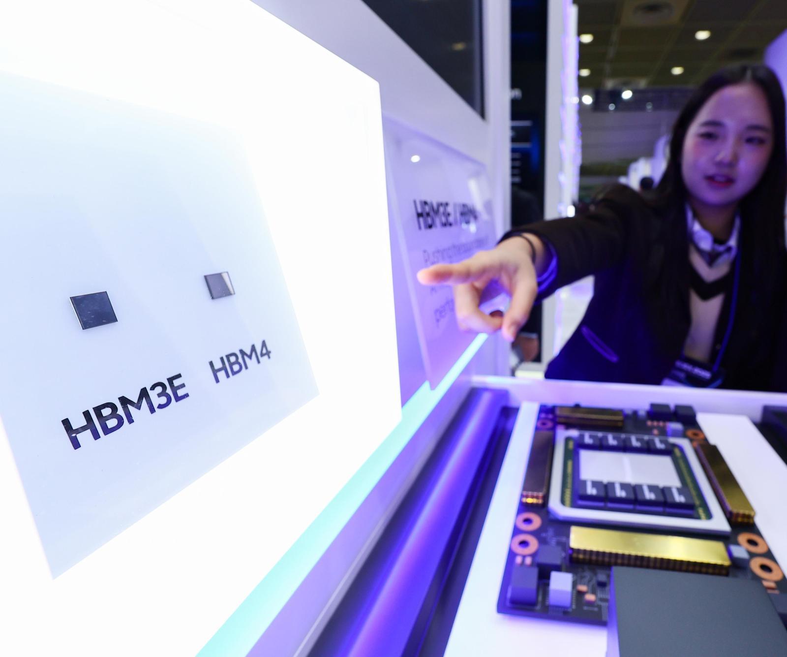 22일 서울 강남구 코엑스에서 열린 제27회 반도체 대전(SEDEX 2025)을 찾은 관람객이 SK하이닉스(위쪽 사진)와 삼성전자의 고대역폭메모리 HBM4 실물을 살펴보고 있다. HBM4 실물이 일반에 공개된 것은 처음이다. 뉴스1·뉴시스