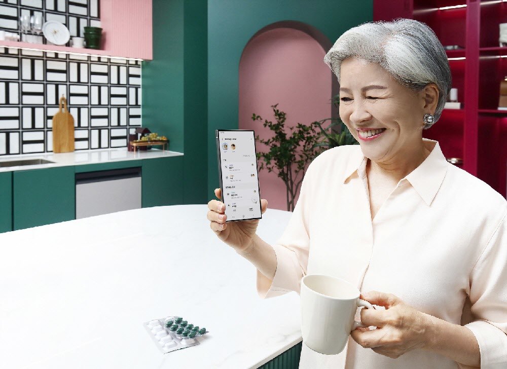 삼성전자의 스마트싱스 ‘패밀리 케어’를 사용하면 복약시간 알림을 TV나 스마트폰으로 받아볼 수 있다. 특정 가전을 일정 시간 사용하지 않으면 비상 상황으로 인식하고 자녀에게 알림을 보내는 기능도 있다. 삼성전자 제공