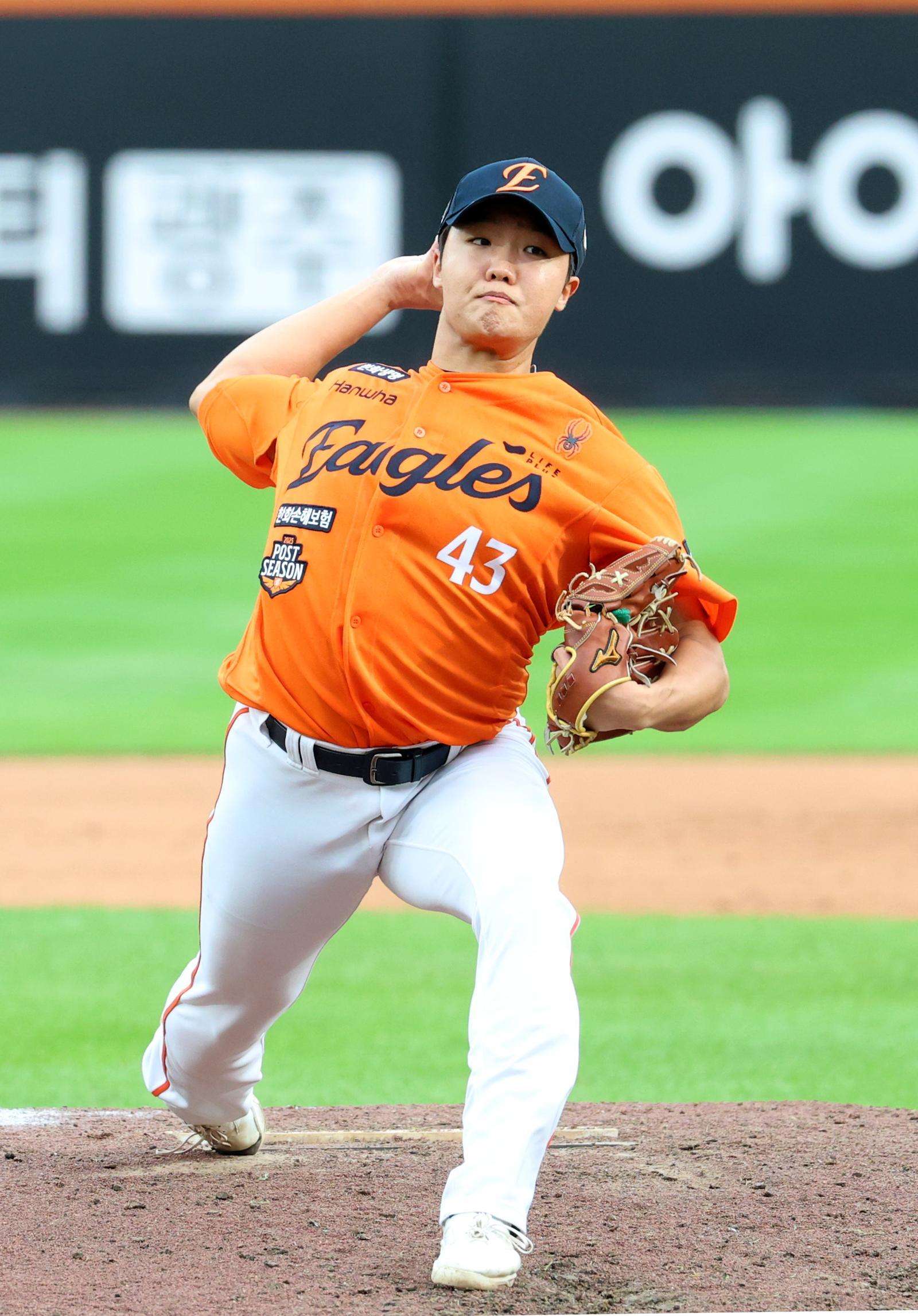 4차전 선발투수로 나서는 한화 이글스 정우주. /뉴스1