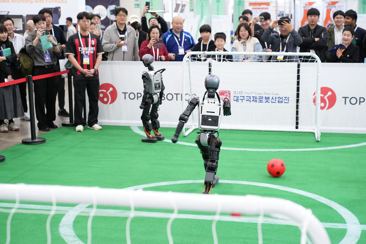 다양한 휴머노이드가 전시되어 눈길을 끈다 / 출처=IT동아