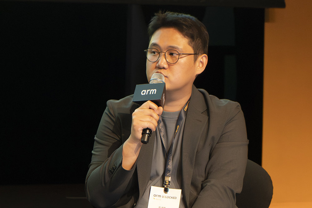 장한힘 대표가 에너자이가 양자화를 진행하는 방식, 그리고 옵티미엄 엔진을 활용하는 방안 등을 설명 중이다 / 출처=IT동아