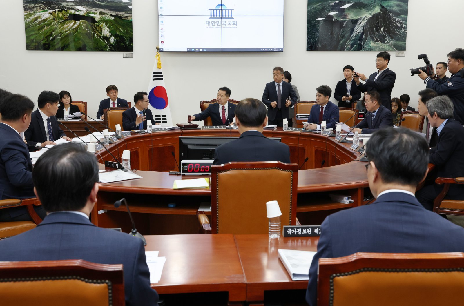 신성범 국회 정보위원장이 22일 서울 여의도 국회에서 열린 제429회 국회(정기회) 정보위원회 제5차 전체회의에서 의사봉을 두드리고 있다. 정보위는 이날 최근 캄보디아 사태와 북한 동향 등에 대한 국정원 현안보고를 청취했다. (공동취재) 2025.10.22 뉴스1