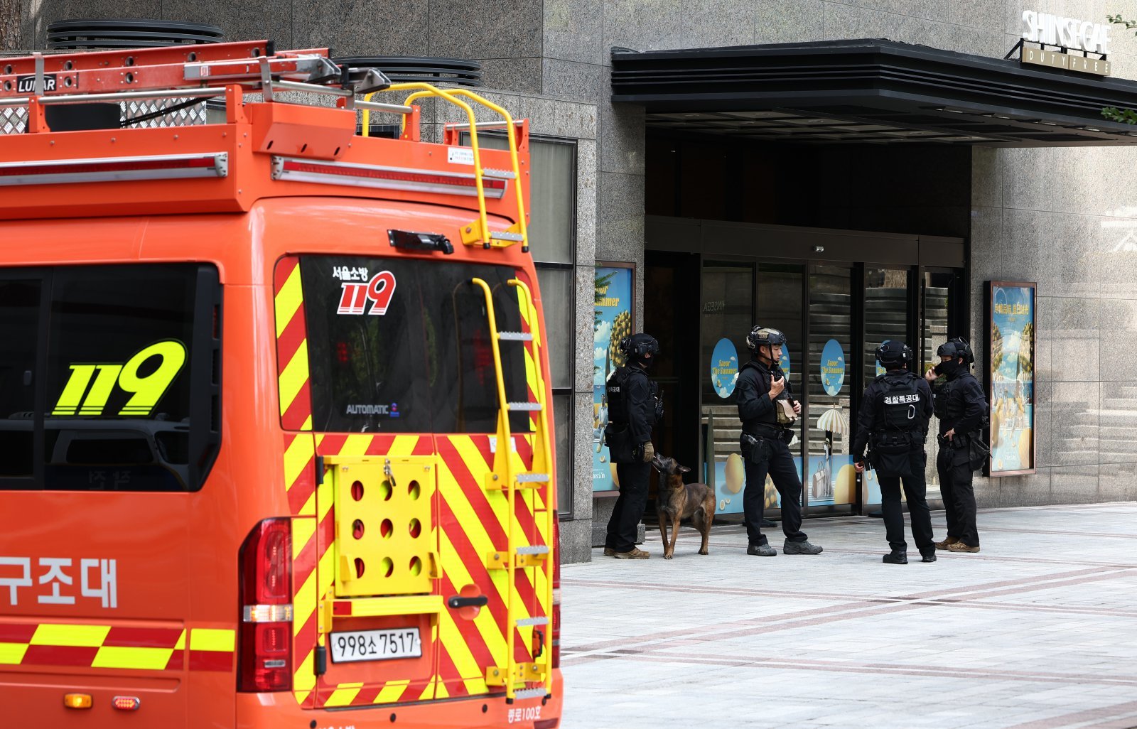 지난 8월 5일 오후 서울 신세계백화점 본점에서 한 인터넷 커뮤니티에 해당 백화점 내부에 폭발물을 설치했다는 협박글이 올라와 경찰특공대 등이 현장에 출동한 모습. 2025.8.5 뉴스1