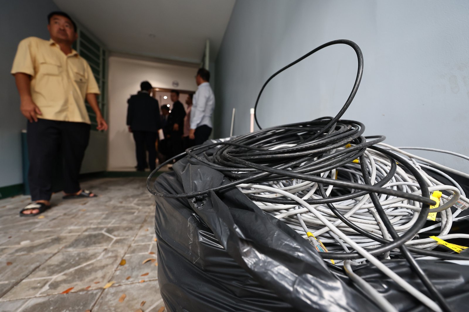 22일(현지시간) 캄보디아 프놈펜 외곽 온라인스캠 범죄로 단속된 건물 내부에 인터넷 랜선이 남겨져 있다. 2025.10.22 뉴스1