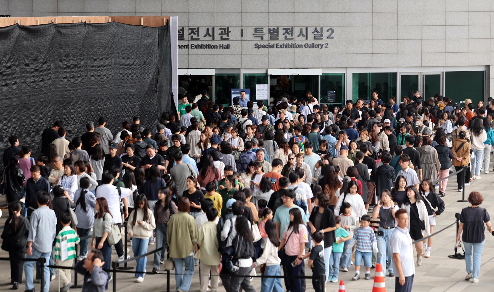 추석 연휴 마지막날인 9일 오전 서울 용산구 국립중앙박물관이 관람객들로 북적이고 있다.  2025.10.9/뉴스1