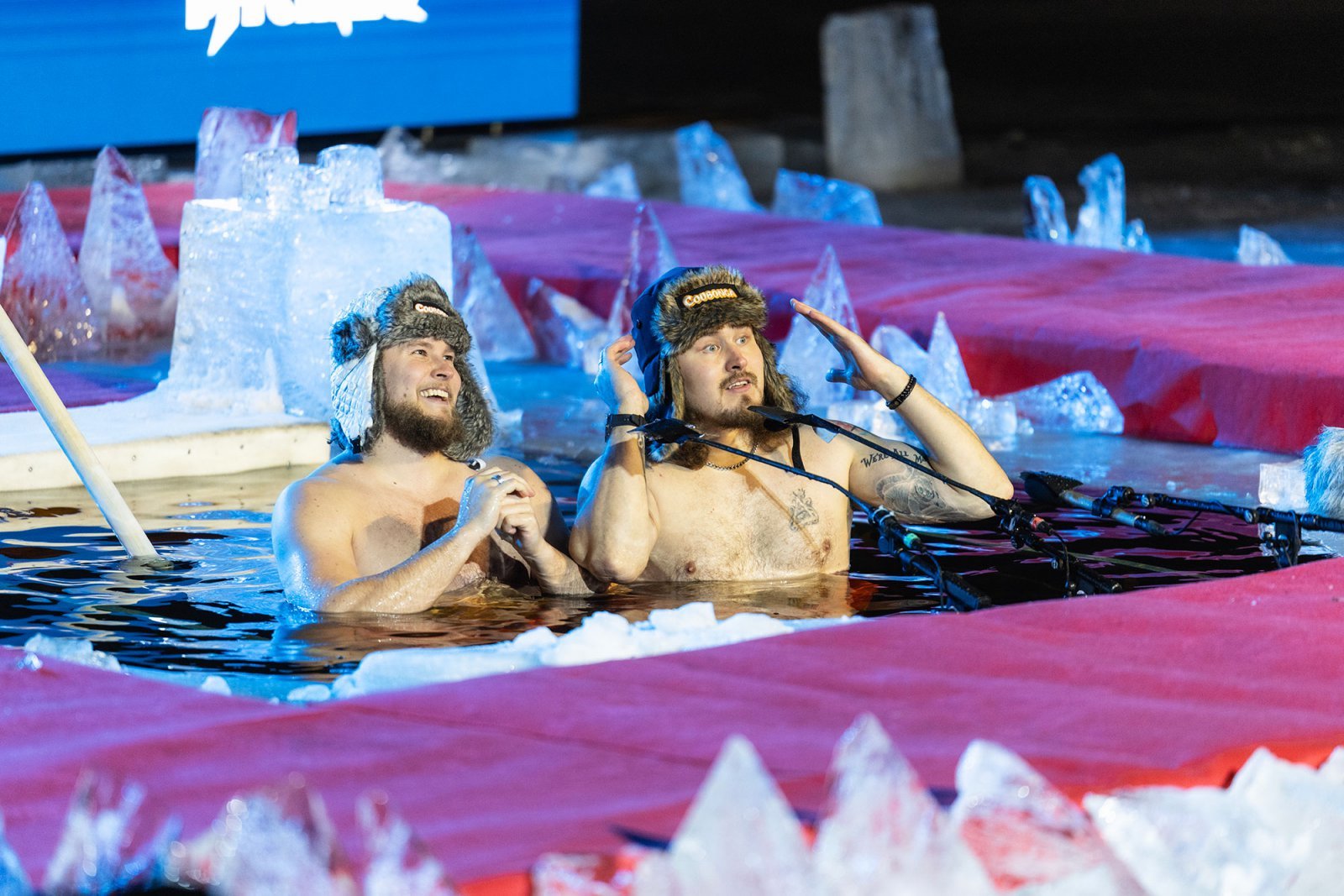 오울루시의 글로벌 창업 경연대회 ‘북극곰 피칭 2025’에 참가한 스타트업 창업자들이 발트해 얼음물에 들어가 투자자들 앞에서 발표를 하고 있다. 북극권에 가까운 오울루의 특성을 살린 이 행사는 전 세계에 생중계되며 스타트업들에게 광범위한 홍보 기회를 제공한다. 비즈니스오울루 제공