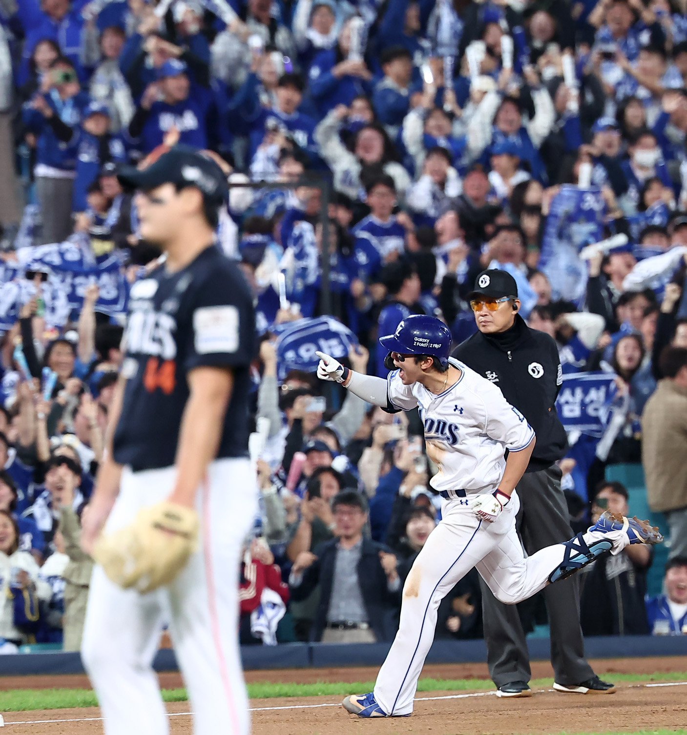 희비가 엇갈린 한화 김서현(왼쪽)과 삼성 김영웅(가운데). 대구=뉴스1