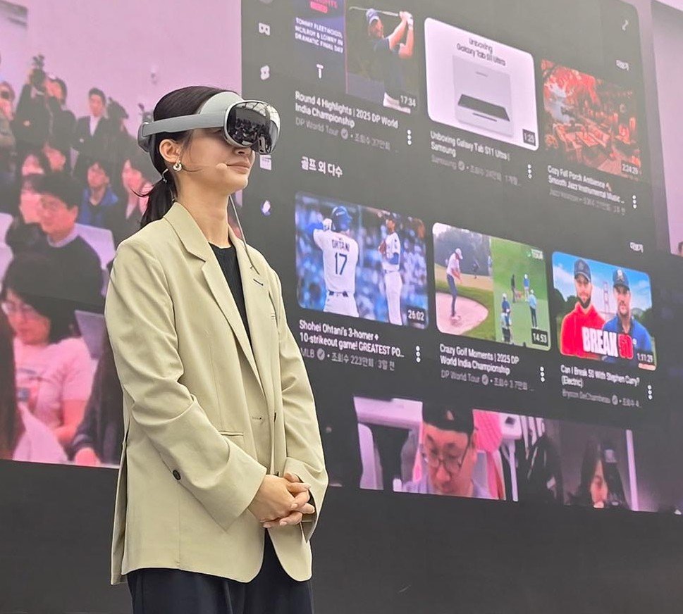 22일 서울 서초구 ‘삼성 강남’에서 헤드셋 형태의 모바일 기기인 갤럭시 XR 미디어 브리핑이 열렸다. 이날 삼성전자 관계자가 기자들 앞에서 갤럭시 XR을 시연하고 있다. 갤럭시 XR은 22일 국내 출시됐다. 삼성전자 제공