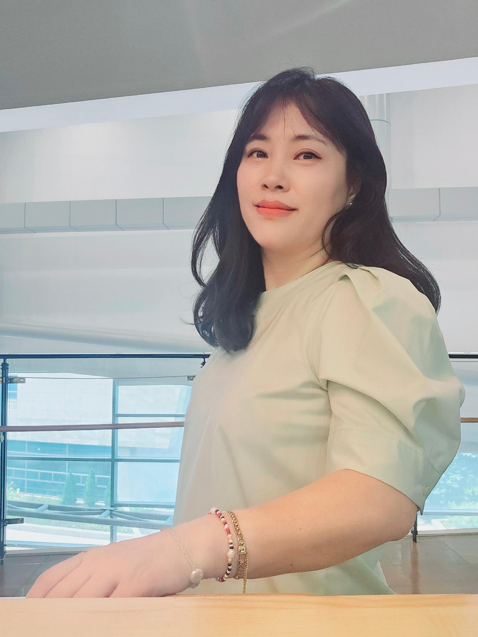 ‘중등 필독 신문’ 시리즈를 쓴 이현옥 교사.                 이현옥 교사 제공