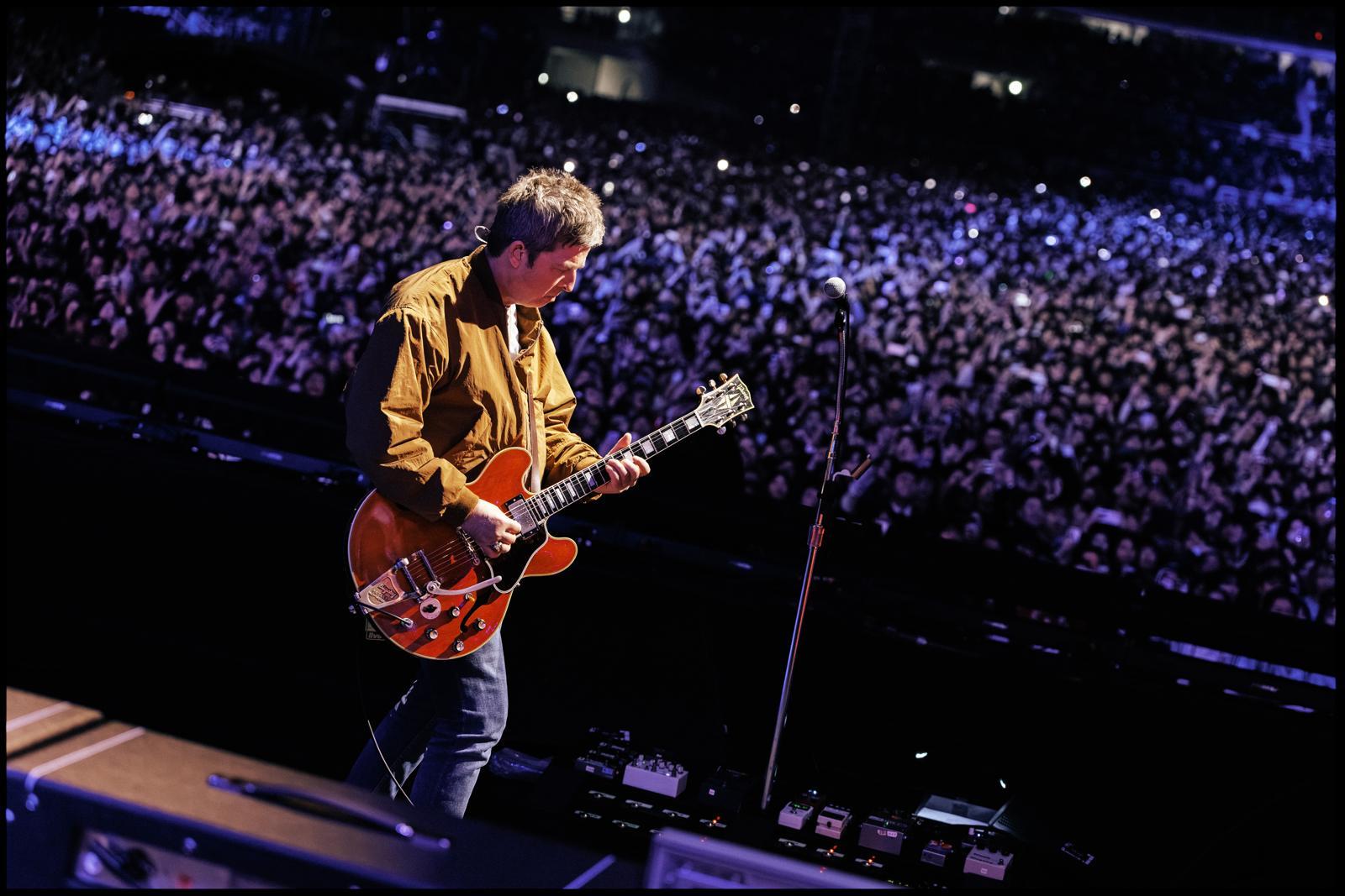 강렬한 기타와 섬세한 목소리를 들려준 노엘 갤러거. 이날 어우러진 형제의 목소리에 5만5000명의 관중이 열광했다. 라이브네이션코리아 제공