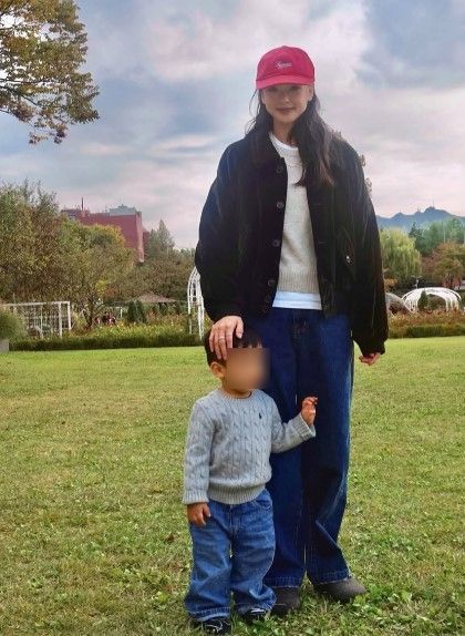 리듬체조 선수 출신 손연재가 아들과 함께한 근황을 공개했다. 잔디밭 위 다정한 모자의 모습으로 따뜻한 일상을 전하며 변치 않은 우아한 미소를 보여줬다. ⓒ뉴시스