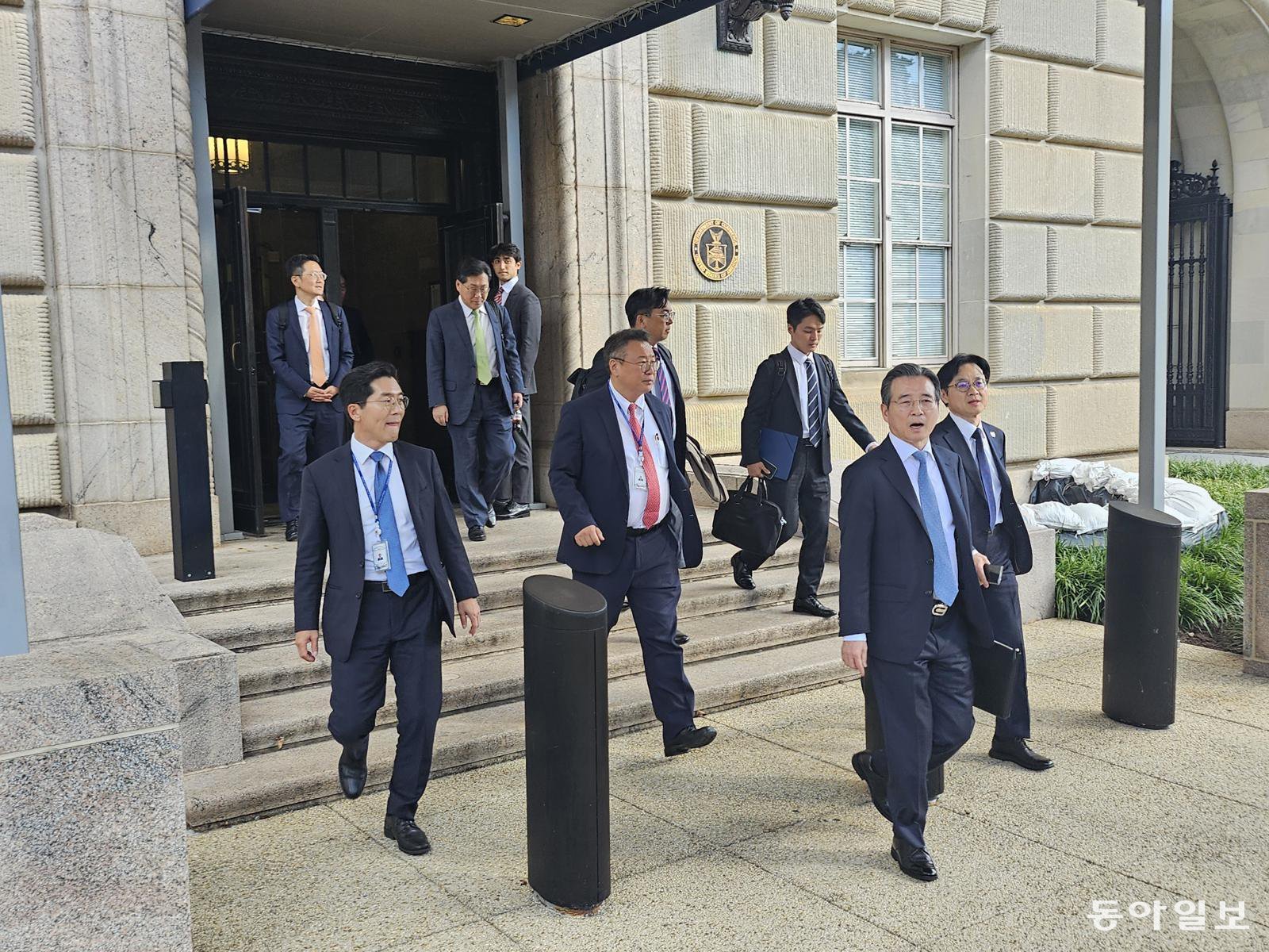 김용범 대통령정책실장(오른쪽 두번째)과 김정관 산업통상부 장관(오른쪽) 등 한국 측 대표단이 22일(현지 시간) 미국 워싱턴의 상무부 청사에서 하워드 러트닉 상무장관 등과 회동 후 청사를 나서고 있다. 워싱턴=신진우 특파원