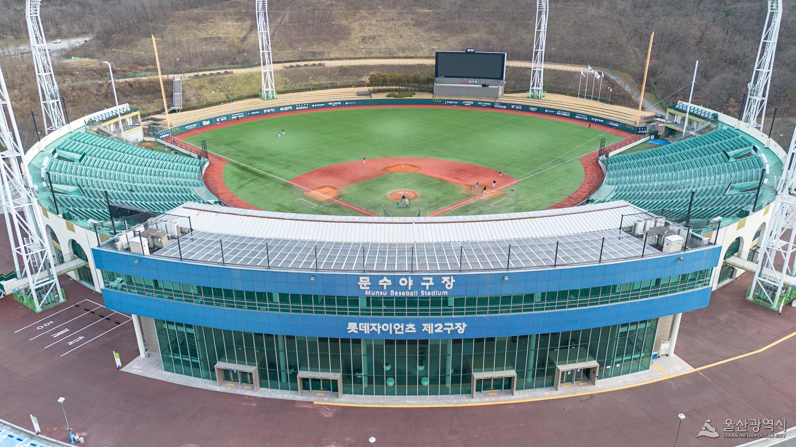 울산시가 전국 지방자치단체 중에서 처음으로 프로야구 2군 리그인 퓨처스리그에 참여하는 시민야구단을 창단한다. 올해 안에 선수단 구성을 매듭짓고 내년부터 퓨처스리그에 참가해 야구 도시 울산을 전국에 알린다는 계획이다. 사진은 홈구장이 될 울산 문수야구장. 울산시 제공