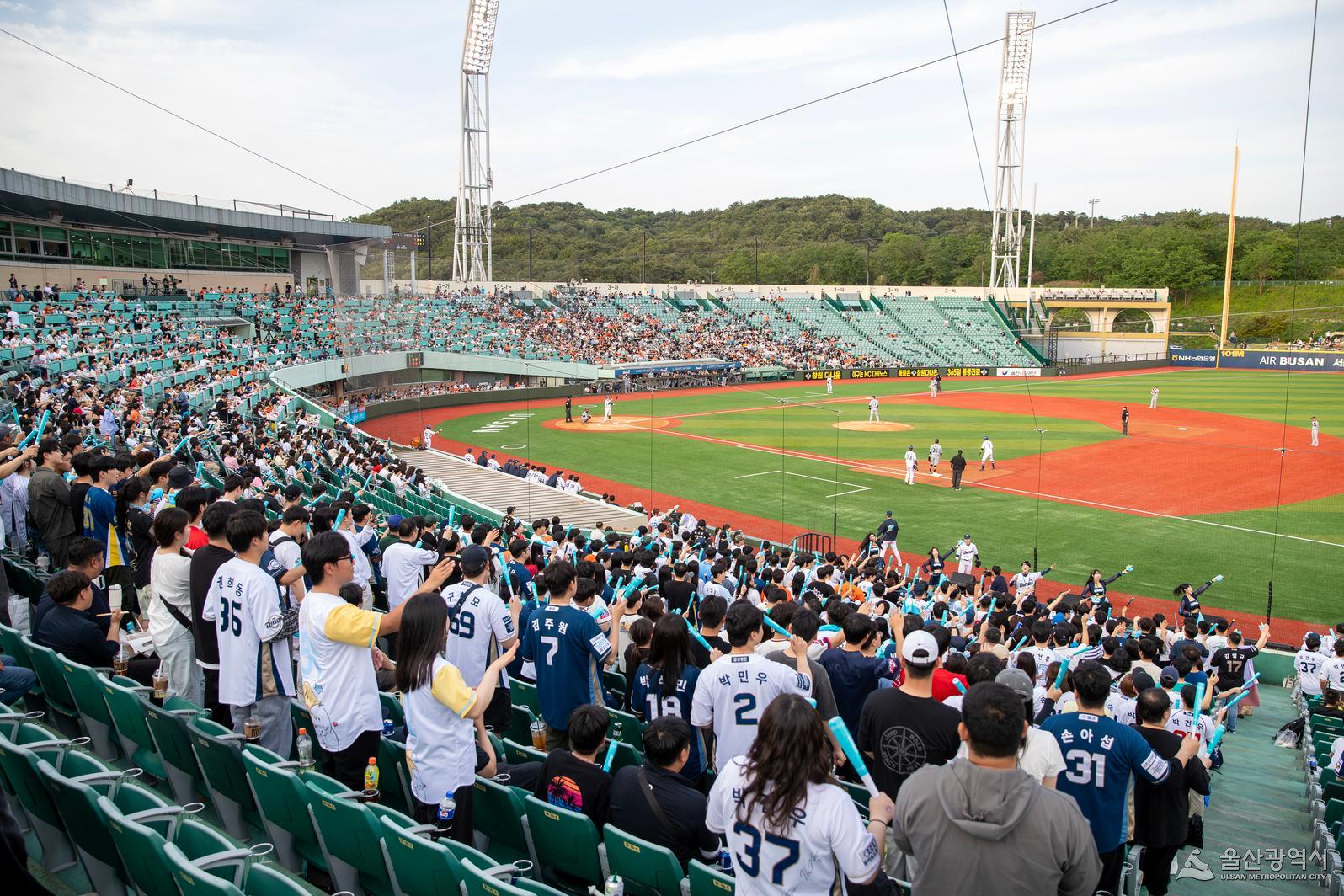 울산시가 전국 지방자치단체 중에서 처음으로 프로야구 2군 리그인 퓨처스리그에 참여하는 시민야구단을 창단한다. 올해 안에 선수단 구성을 매듭짓고 내년부터 퓨처스리그에 참가해 야구 도시 울산을 전국에 알린다는 계획이다. 사진은 홈구장이 될 울산 문수야구장. 울산시 제공