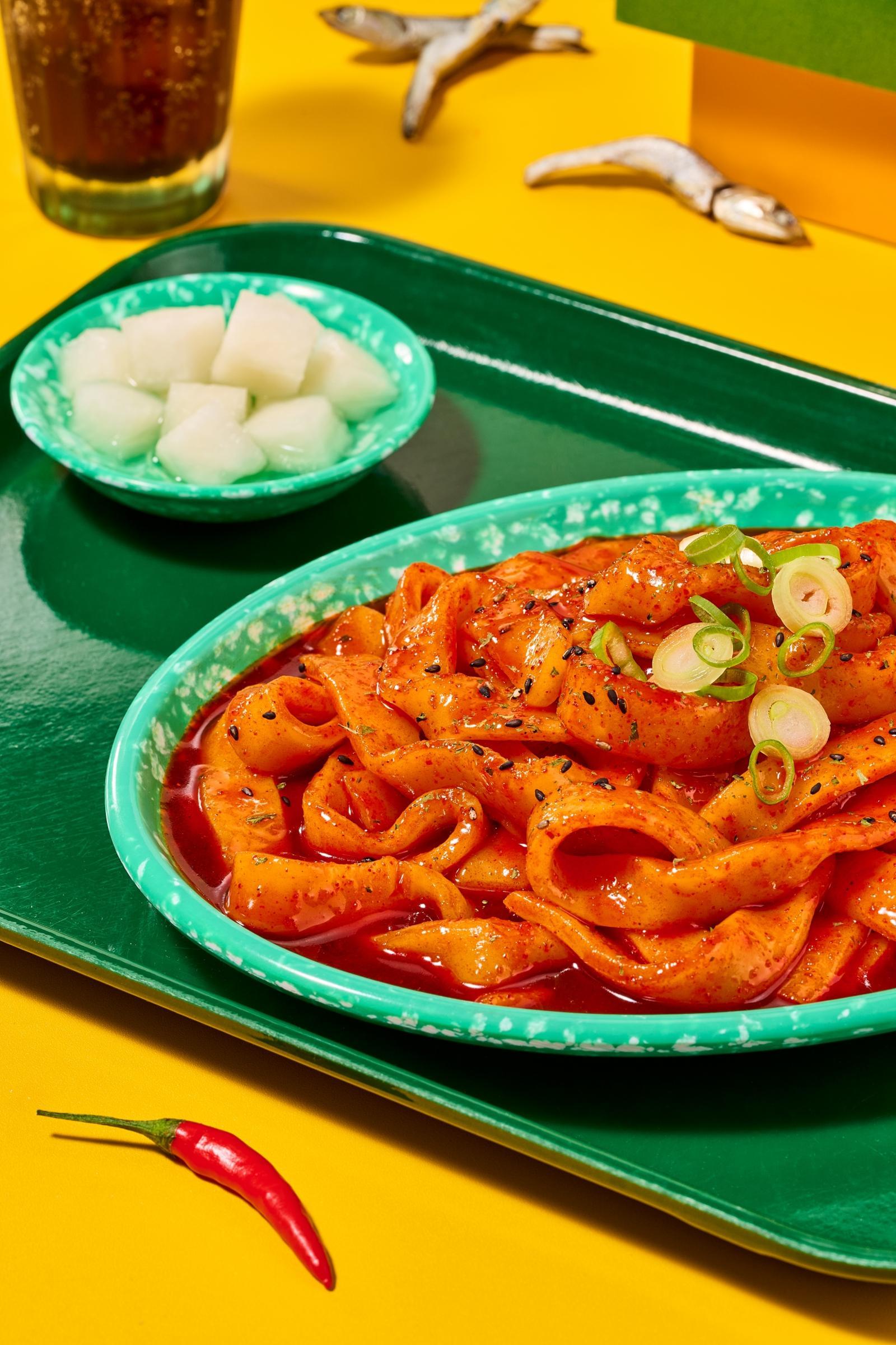 농심은 자체 생면 제조 기술을 활용해 집에서도 분식점의 맛을 그대로 즐길 수 있는 ‘생생납작떡볶이면’을 지난 14일 출시했다. 농심 제공