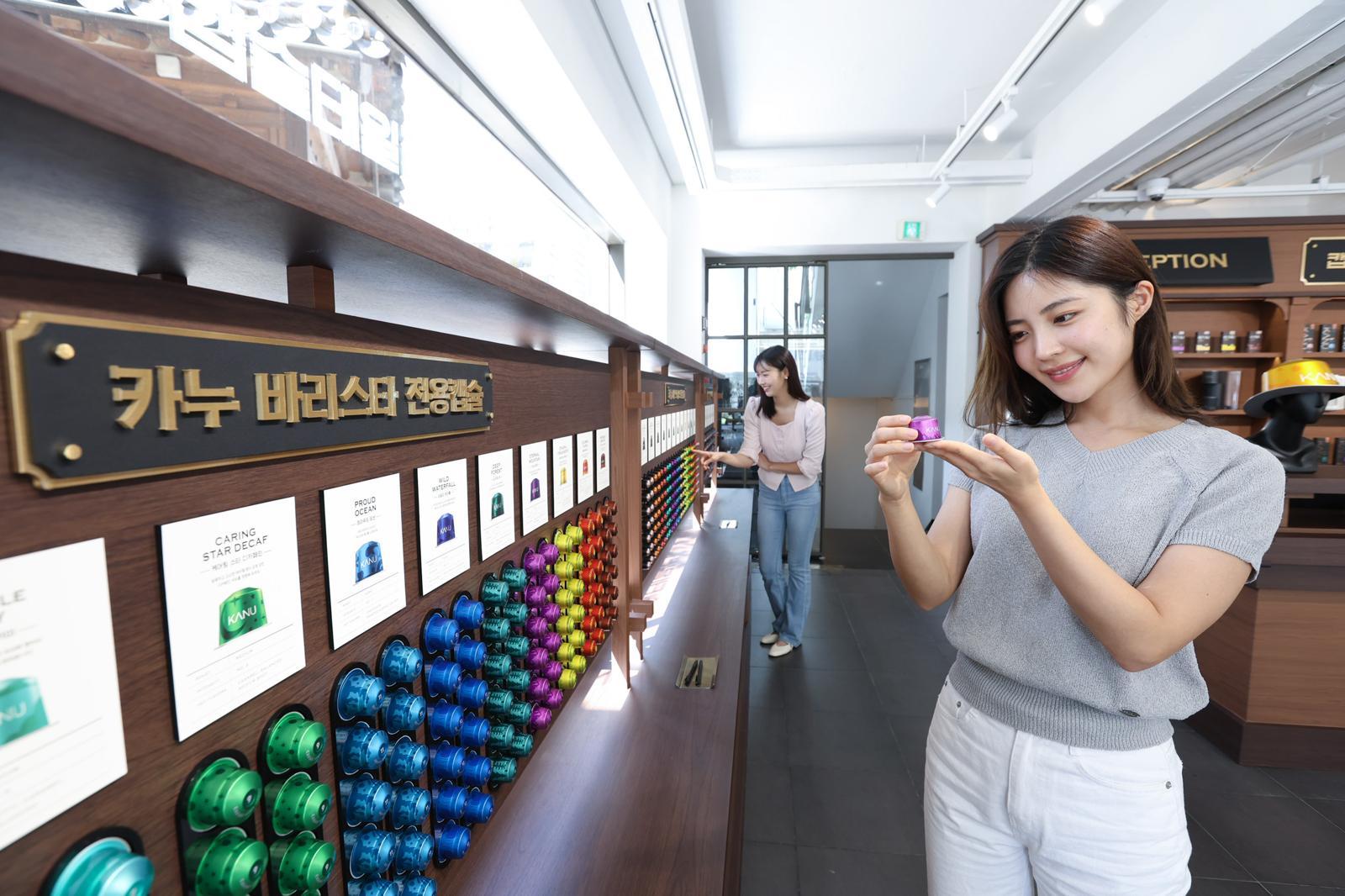 프리미엄 캡슐커피 브랜드 ‘카누 바리스타’를 전개하는 동서식품은 자신의 취향에 맞는 커피를 찾을 수 있도록 총 31종의 다채로운 캡슐을 선보이고 이색적인 체험형 스토어를 마련했다. 동서식품 제공