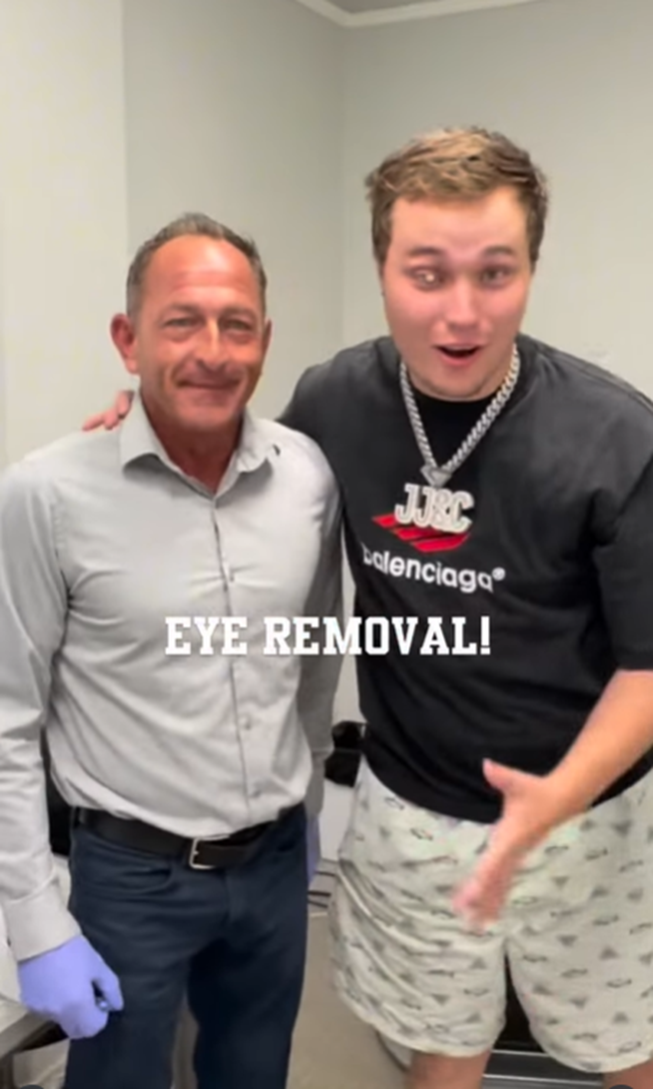 왼쪽은 안구 보철 전문가 존 임(John Imm), 오른쪽은 다이아몬드 인공 눈을 이식한 미국 보석 디자이너 슬레이터 존스(Slater Jones). 사진=@artificialeyesbyjohnimm 인스타그램 캡처