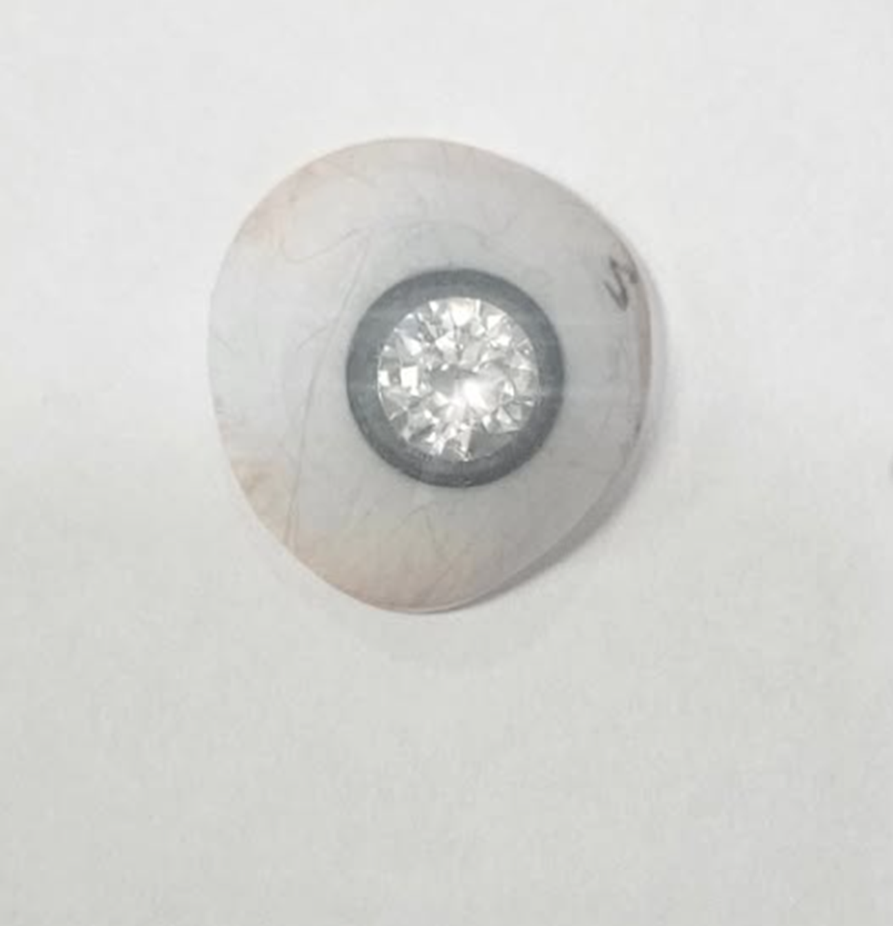 안구 보철 전문가 존 임(John Imm)이 공개한 다이아몬드 인공 눈. 중앙에는 2캐럿짜리 천연 다이아몬드가 삽입돼 있다.  사진=@artificialeyesbyjohnimm 인스타그램 캡처