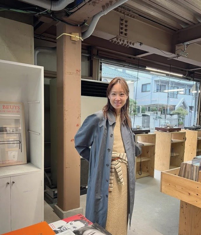 배우 공효진의 인스타그램 사진이 ‘임신설’로 확산되자 소속사가 “사실이 아니다”라고 밝혔다. 공효진은 “편한 옷차림으로 인한 오해일 뿐”이라며 활동을 이어가고 있다. 배우 공효진 인스타그램