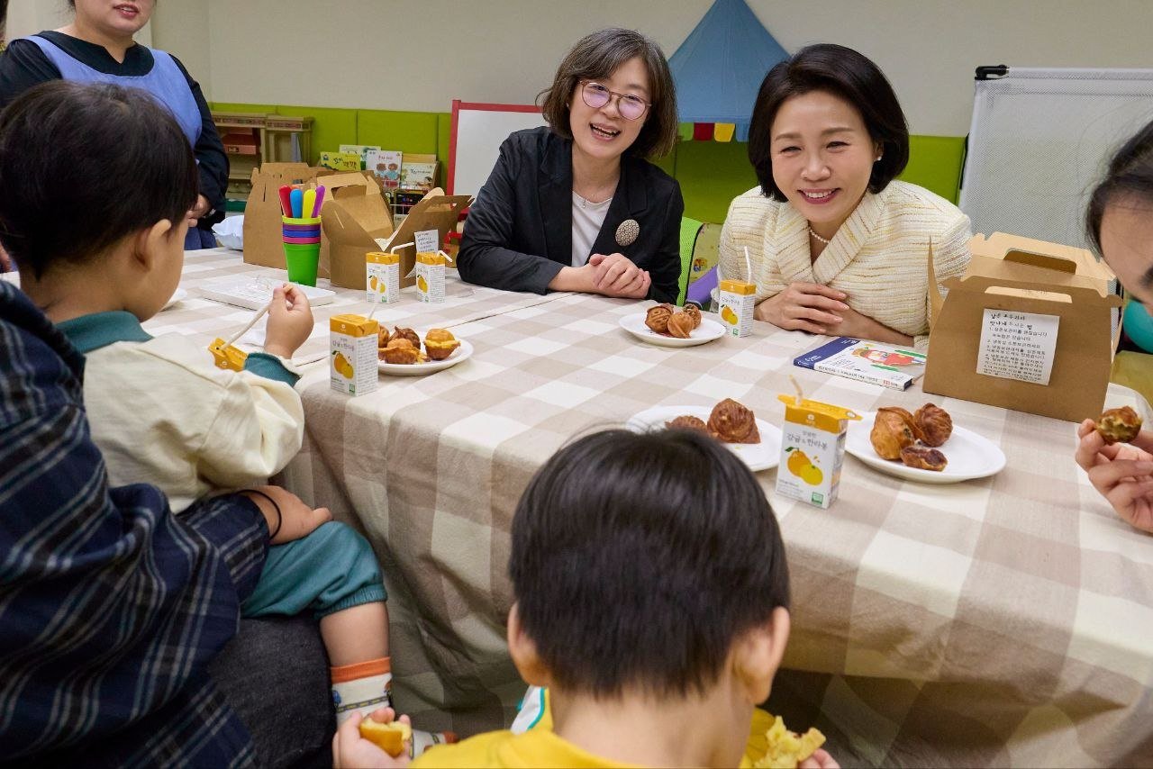 김혜경 여사가 22일 경기 성남의 한부모 가족 복지시설을 방문해 아이들과 대화하고 있다. 대통령실 제공