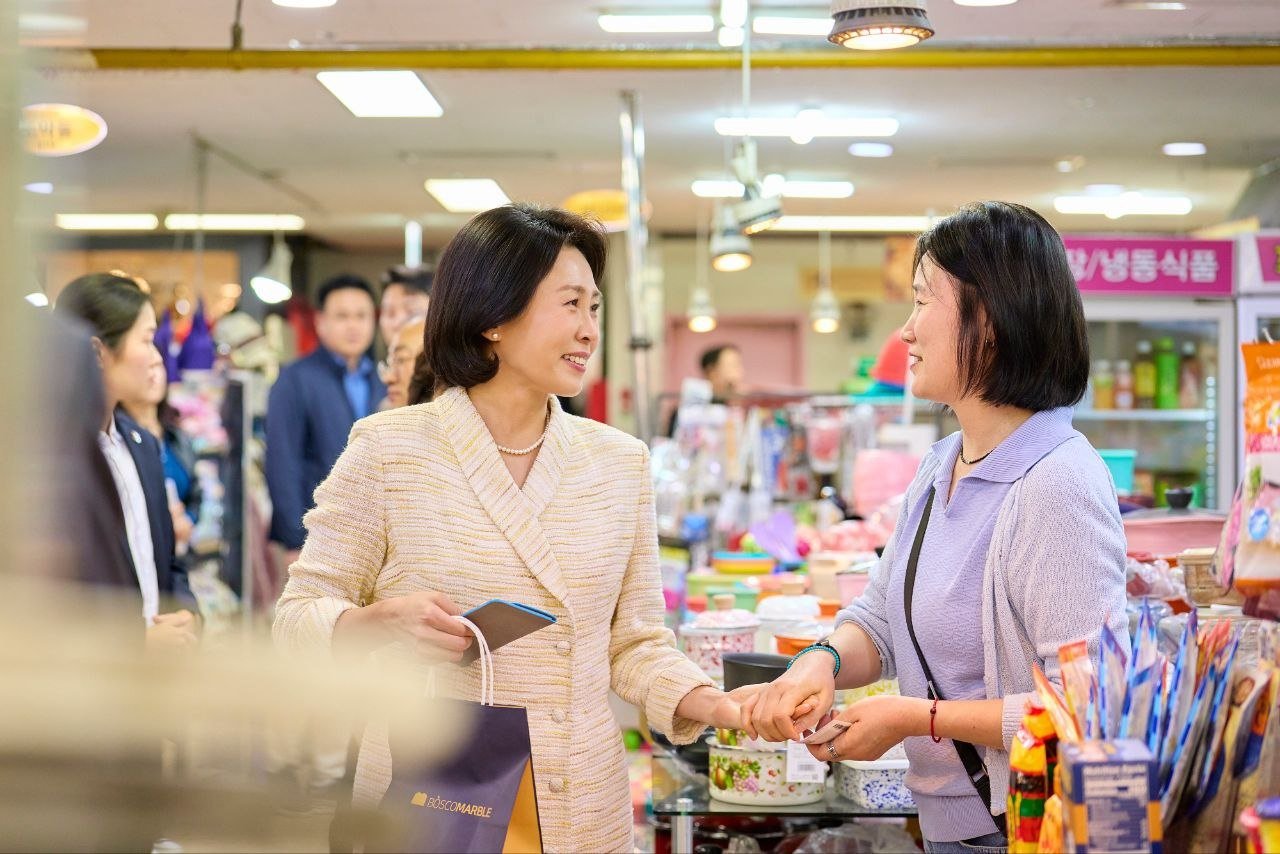 김혜경 여사가 22일 경기 성남시 금호행복시장을 방문해 시민과 인사하고 있다. 대통령실 제공