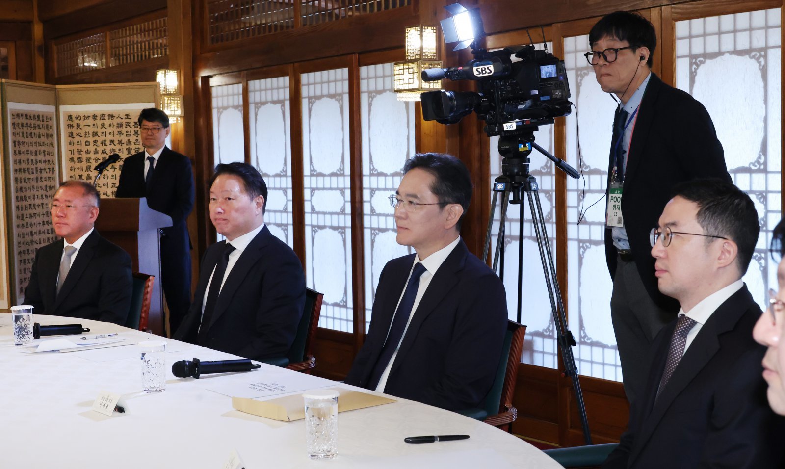 4대그룹 총수가 1일 서울 종로구 총리공관에서 열린  한덕수 대통령 권한대행 국무총리 주재 경제안보전략TF 회의에 참석하고 있다. 왼쪽부터 정의선 현대차그룹 회장, 대한상공회의소 회장인 최태원 SK회장, 이재용 삼성전자 회장, 구광모 LG회장. (대통령실통신사진기자단) 뉴시스