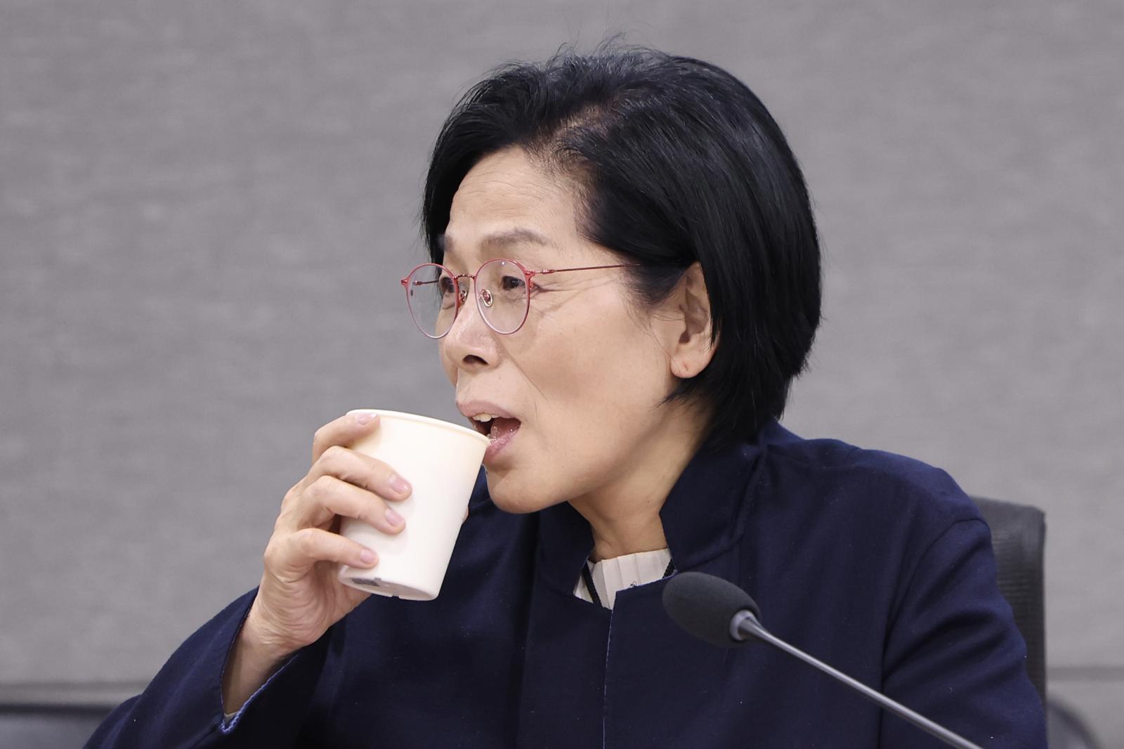 최민희 국회 과학기술정보방송통신위원장이 22일 오후 서울 여의도 국회 의원회관에서 열린 AI의 등장과 미디어 생태계의 변화 토론회에서 물을 마시고 있다. 2025.10.22. 뉴시스