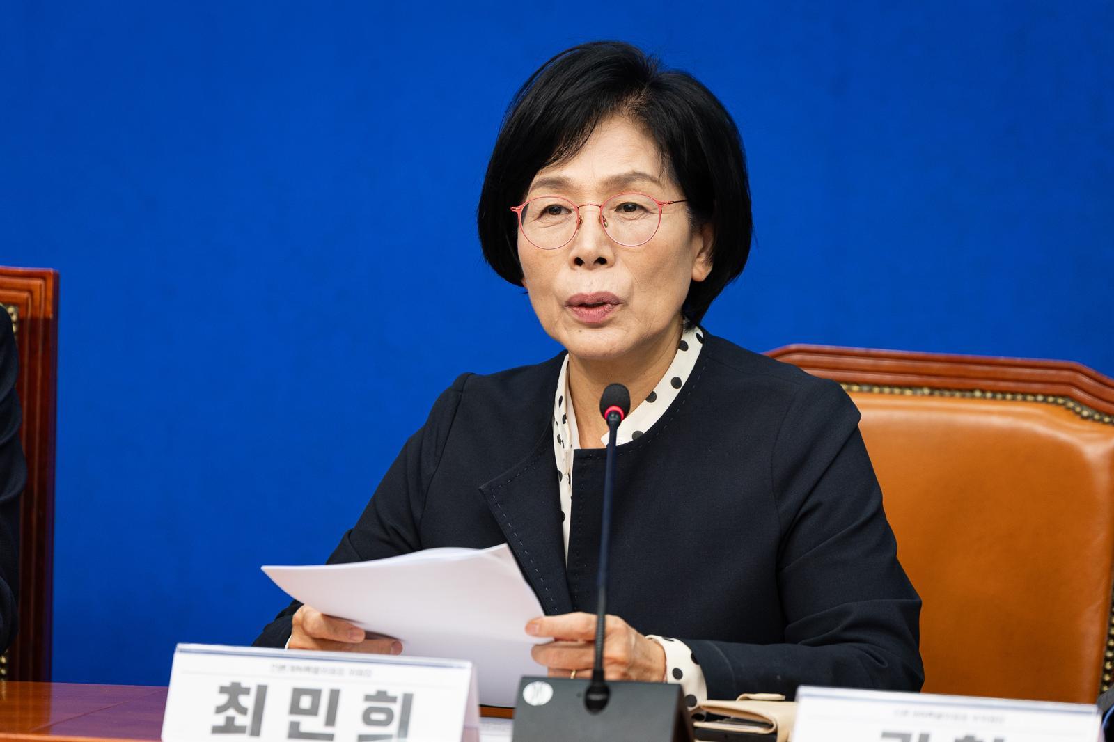 최민희 더불어민주당 언론개혁특별위원장이 20일 서울 여의도 국회에서 열린 언론개혁특별위원회 허위조작정보 근절안 발표 기자회견에서 모두 발언을 하고 있다. 2025.10.20/뉴스1