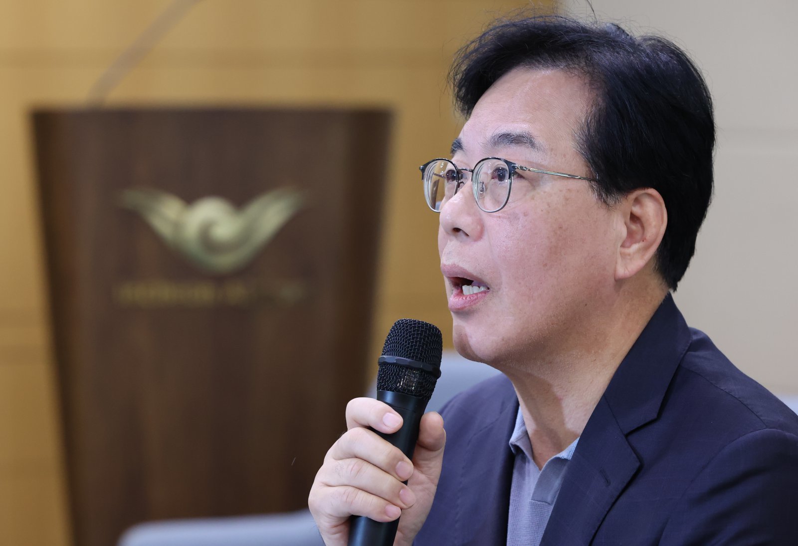 국회 외교통일위원회 캄보디아 방문 일정을 마치고 귀국한 송언석 국민의힘 원내대표가 23일 오전 인천국제공항 1터미널에서 캄보디아 사태 관련 기자간담회를 하고 있다. 2025.10.23. [인천공항=뉴시스]