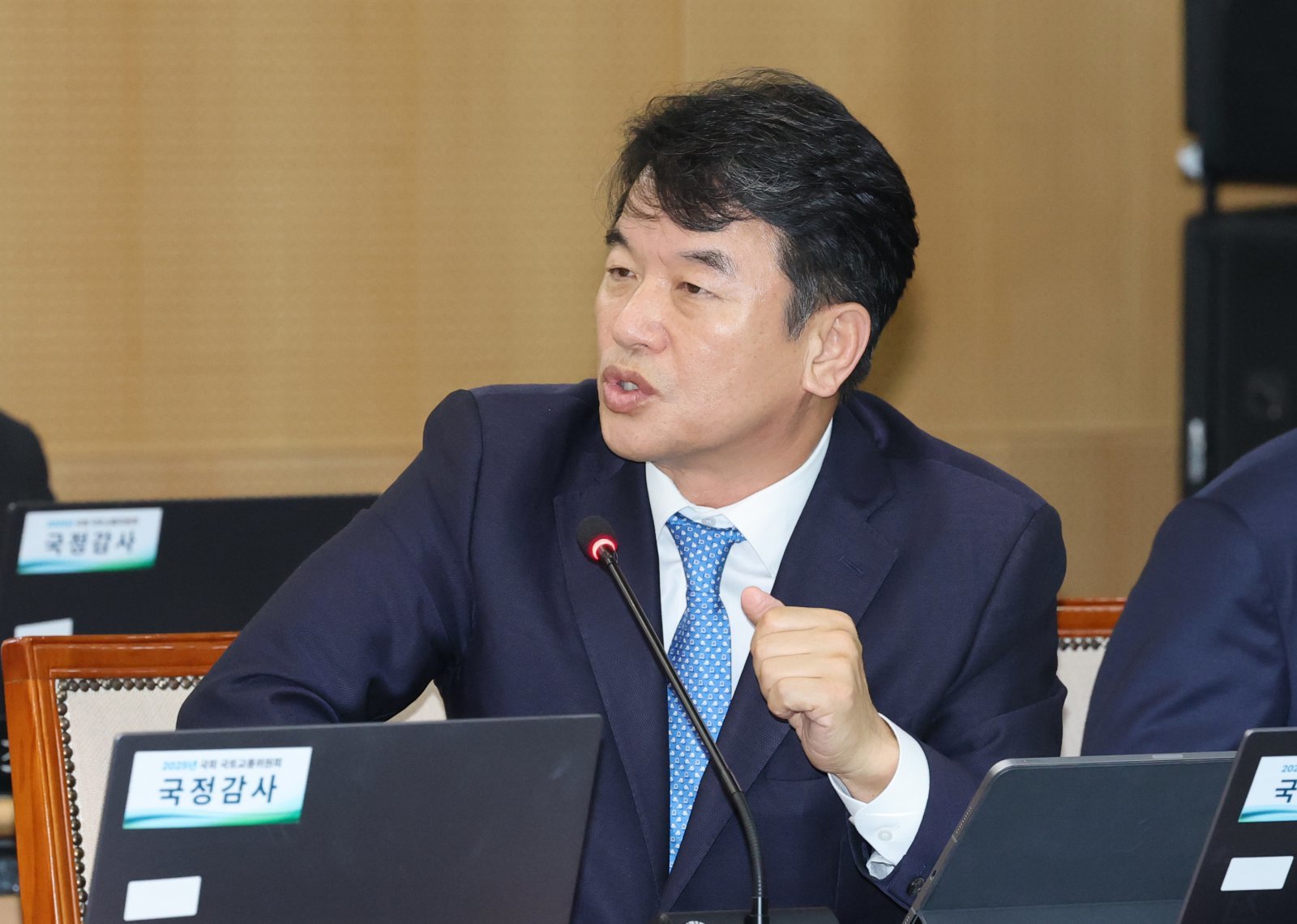 문진석 더불어민주당 의원이 지난 21일 한국철도공사(코레일) 대전본사에서 열린 국회 국토교통위원회의 한국철도공사, 국가철도공단, (주)에스알 등에 대한 국정감사에서 질의하고 있다. 2025.10.21 뉴스1