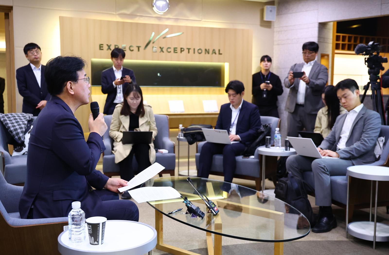 국회 외교통일위원회 캄보디아 방문 일정을 마치고 귀국한 송언석 국민의힘 원내대표가 23일 오전 인천국제공항 1터미널에서 캄보디아 사태 관련 기자간담회를 하고 있다. 2025.10.23. 뉴시스